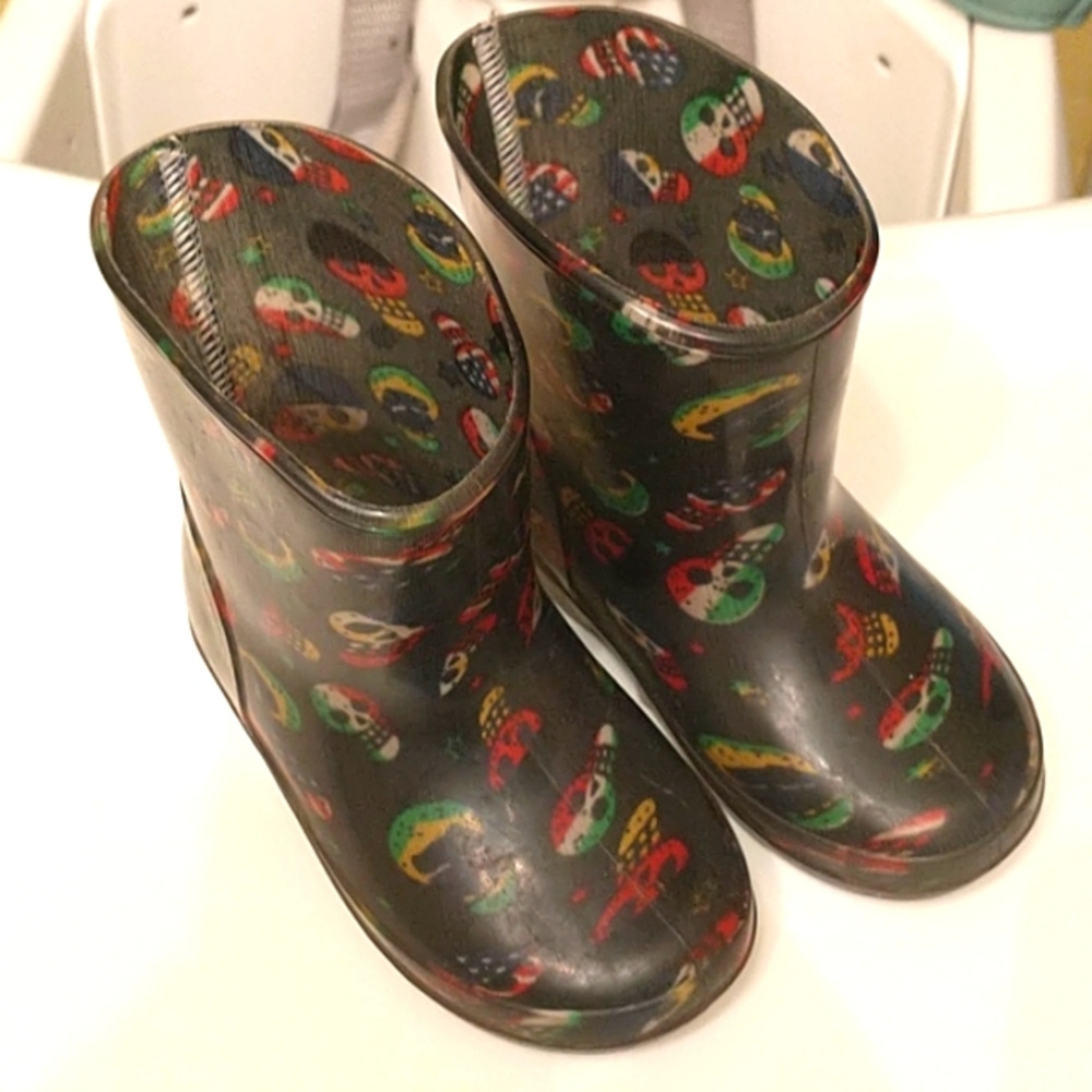Skull rubber boots with flags